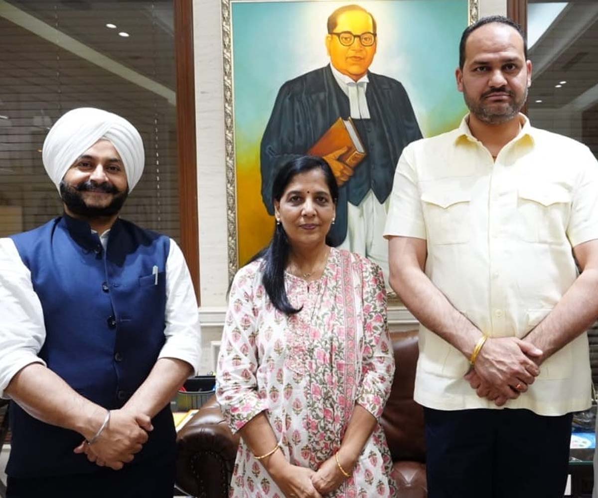 विनीत वर्मा की मुलाकात सुनीता केजरीवाल से हुई